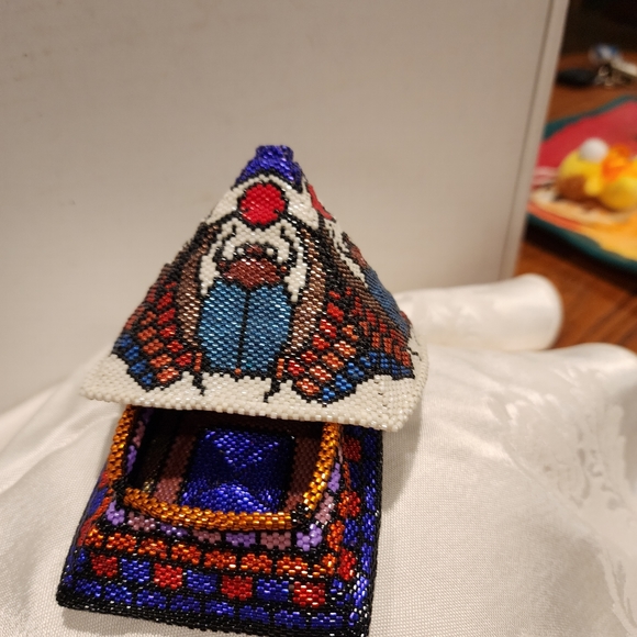 Beaded pyramid - Picture 2 of 3